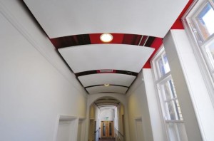 Как выбрать и установить подвесные потолки с подсветкой — советы и рекомендации