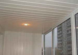 Потолок облицованный пластиковыми панелями