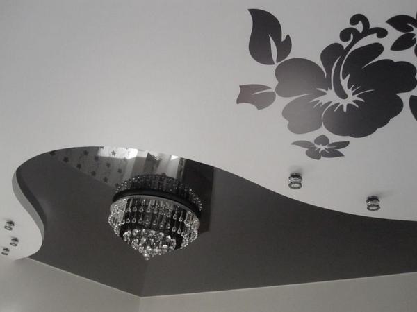 Контрастный черно-белый натяжной потолок с рисунком