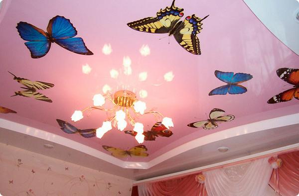 Рисунок бабочек на потолке