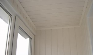 Белые панельные стены и потолок 