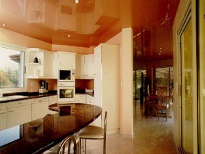 Потолок может подчеркнуть чистоту на кухне