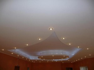 Многоуровневый потолок в гостиной