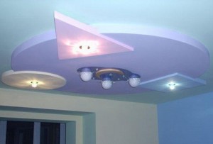 Потолок с лампами
