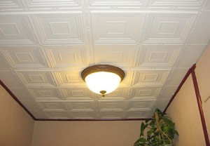 Клеем плитку на потолок