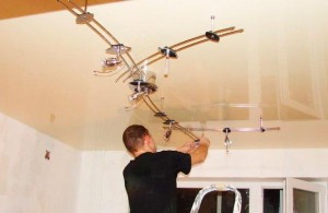 Установка приборов освещения на натяжной потолок