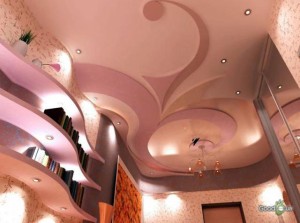 Розовый потолок с малиновым декором