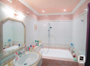 Розовый потолок у ванной