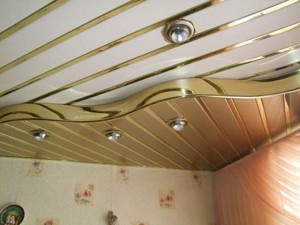 Реечный потолок в комнате
