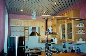Реечные потолки в кухонном интерьере