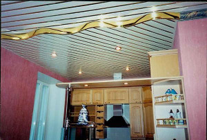 Практичный кухонный потолок
