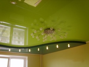 Зеленое глянцевое полотно на потолке