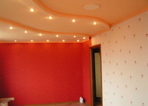 Гипсокартоновый потолок персикового цвета