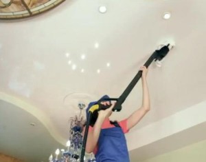 Как и чем мыть глянцевый натяжной потолок — полезная инструкция