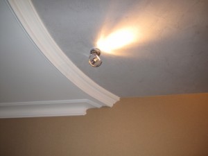 Сочетание светильников с отделкой потолка