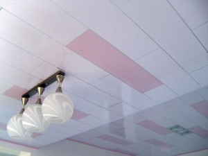 Светильник на потолке с пластиковых панелей 