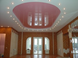 Натяжные потолки для гостиной и их дизайн