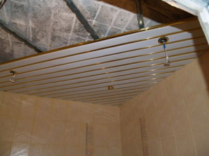Установка подвесного потолка в ванной комнате своими руками