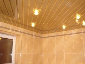 Влага не страшна, если в ванной установлены реечные потолки