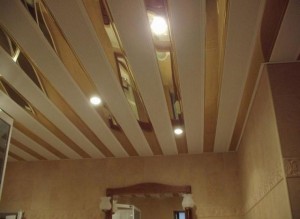 Реечный потолок со вставками