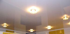 Точечные светильники на глянцевом потолке