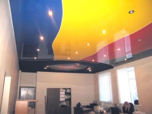 Цветной натяжной потолок — как правильно подобрать цвет