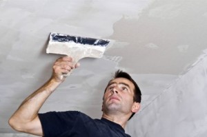 Чем и как штукатурить потолок — советы мастера