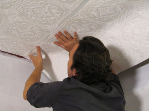 Подробная инструкция, как правильно клеить обои на потолок