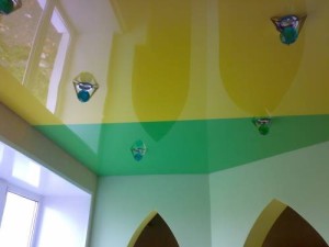 Желто-зеленый потолок