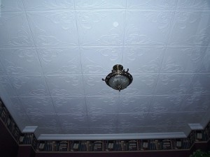 Белая плитка на потолке
