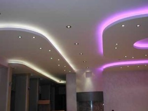 Гипрочный потолок с подсветкой в дизайне интерьера