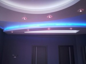 Точечное освещение на потолке
