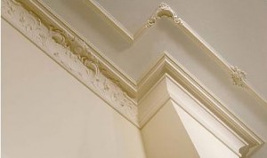 Как крепить декоративные плинтуса на потолок?