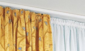 Как правильно крепить потолочные пластиковые карнизы для штор?