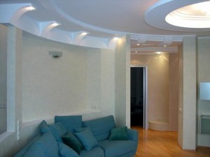 Преимущества гипсокартоновых конструкций при монтаже потолка в зале