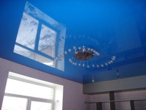 Натяжной потолок с зеркальным эффектом