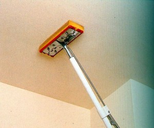 Качественная подготовка потолочной поверхности — как очистить потолок от побелки