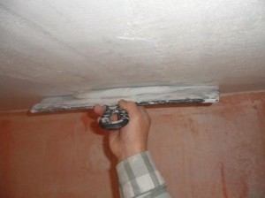 Нанесение шпаклевки на потолок