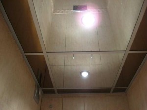 Как установить зеркальный подвесной потолок?