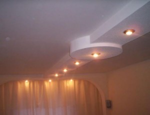Гипсокартоновый потолок с точечным освещением полосой по  центру
