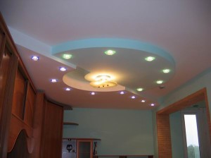 Изящный потолок с точечным освещением