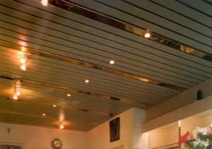 Алюминиевый реечный потолок с точечным освещением