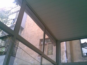 Варианты и способы проведения ремонта потолка на балконе