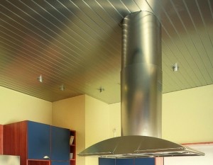 Практичный потолок на кухне