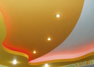 Разноцветный потолок с подсветкой