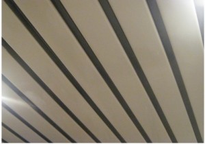 Потолок из ПВХ панелей — современный универсальный вариант отделки