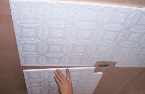 Как правильно наклеить потолочную плитку