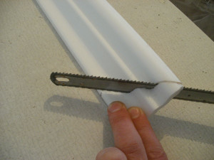 Как правильно и точно вырезать угол на потолочном плинтусе