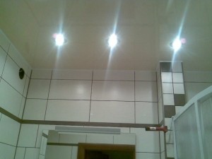Выбираем потолочные светильники в ванную комнату
