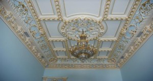 Лепной потолок — особенности выбора и монтажа лепнины